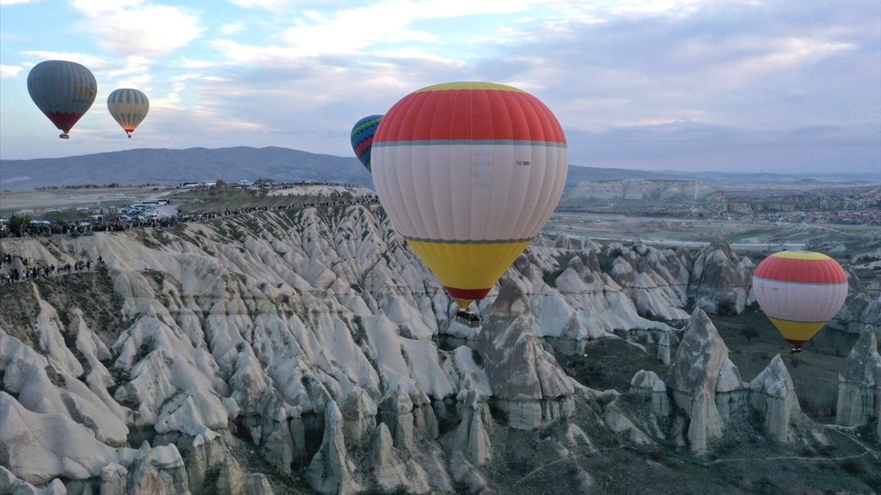Kapadokya'da Yerli Turistler Bayram Sabahı Sıcak Hava Balonlarıyla Gökyüzünde Süzüldü