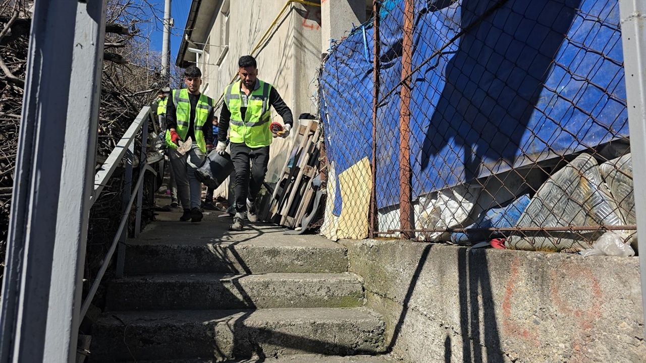Karabük'te Bir Evden 1 Kamyon Çöp Çıkarıldı