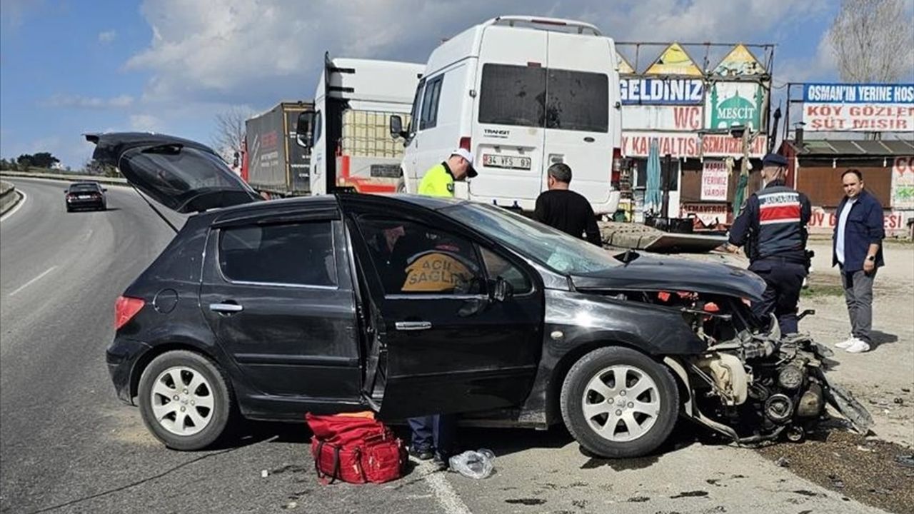 Karabük'te Park Halindeki Tıra Çarpan Otomobilde 5 Kişi Yaralandı