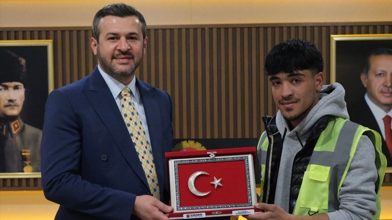 Karabük'te Temizlik İşçisinden Bayrak Hassasiyeti