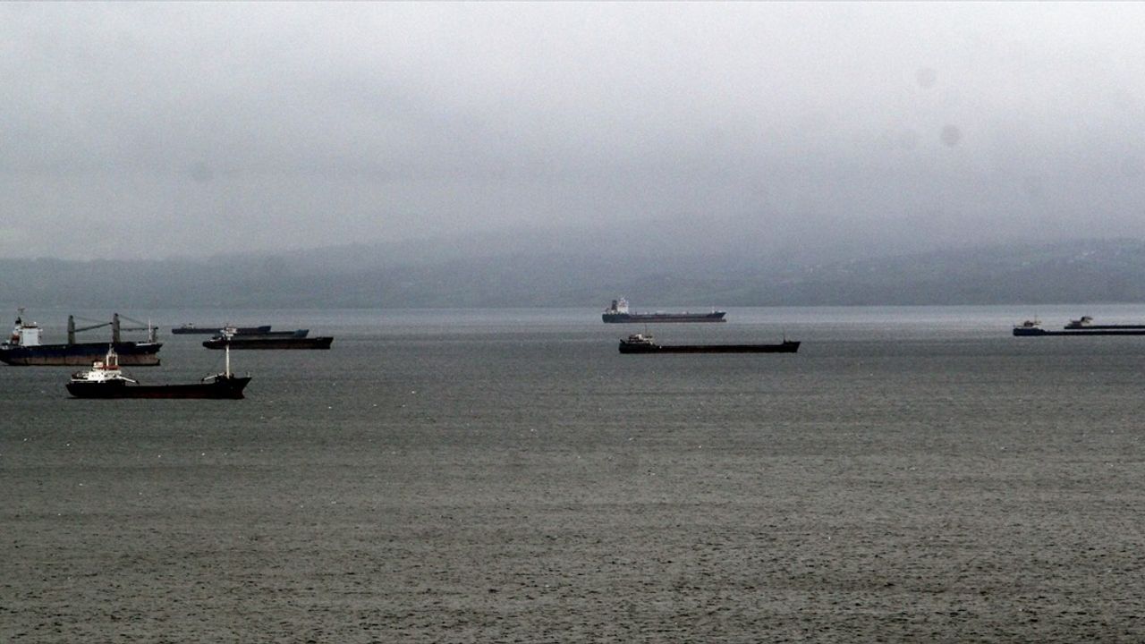 Karadeniz'de Beklenen Fırtına Nedeniyle Yük Gemileri Sinop Limanına Demir Attı