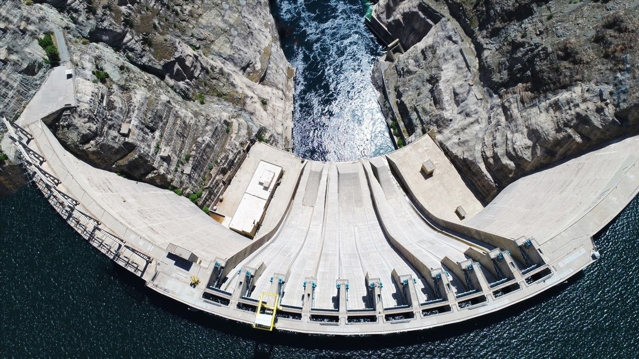 Karakaya Barajı'nda 40 Yıl Sonra 85 Tonluk Türbin Çarkı Yenilendi
