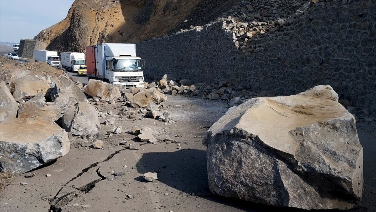 Kars'ta Heyelan Ulaşımı Aksattı: Kara Yolu Kapatıldı