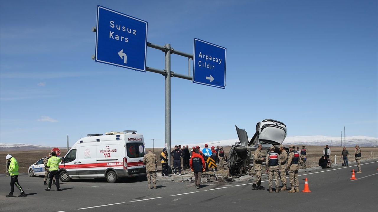 Kars'ta İki Otomobilin Çarpışması: 1 Ölü, 6 Yaralı