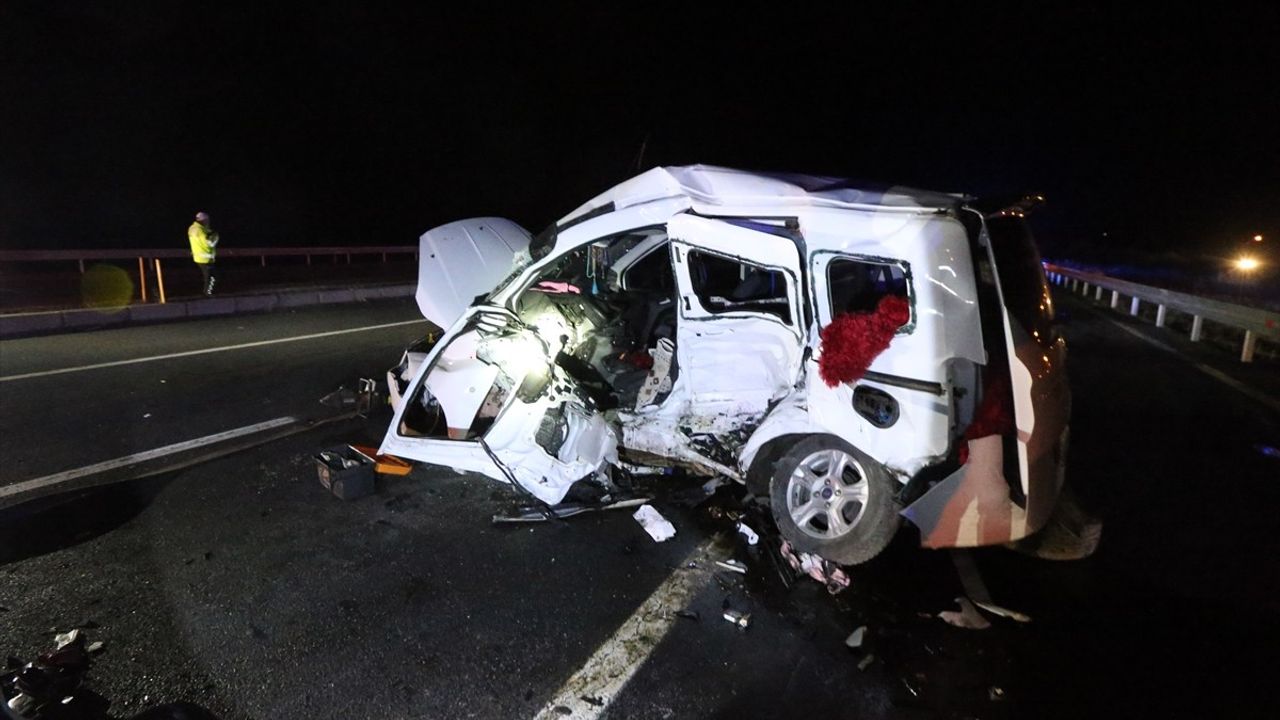 Kars'ta Ticari Araçların Çarpışması Sonucu 2 Ölü, 5 Yaralı