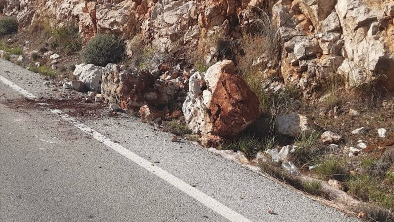 Kaş'ta Yağış Sonrası D400 Kara Yoluna Düşen Kaya Parçaları Temizlendi