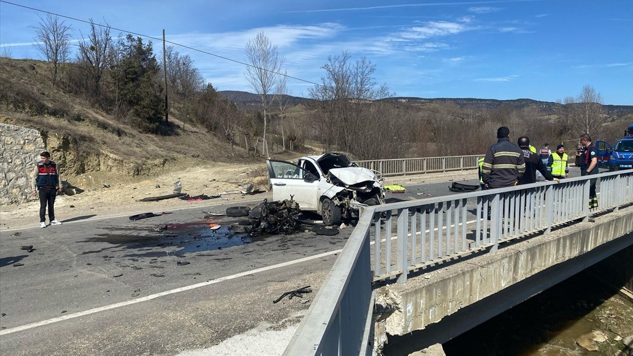 Kastamonu'da Bariyerlere Çarpan Otomobilin Sürücüsü Hayatını Kaybetti