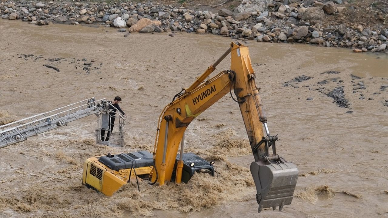 Kastamonu'da Debisi Yükselen Çayda Mahsur Kalan Operatör Kurtarıldı