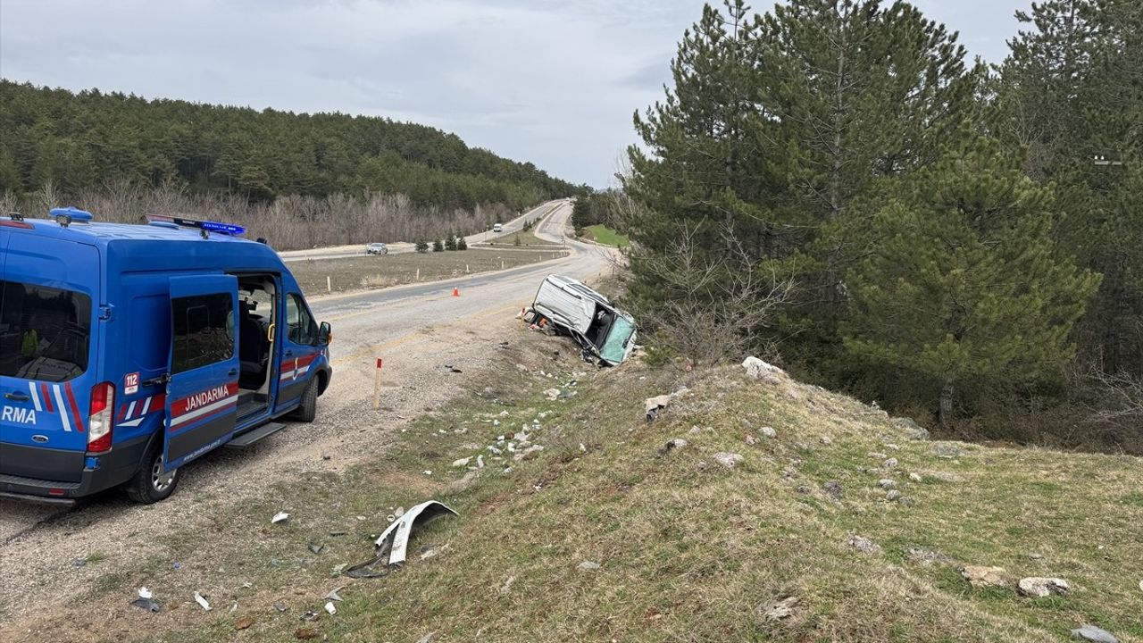 Kastamonu'da Hafif Ticari Araç Devrildi: 3 Yaralı