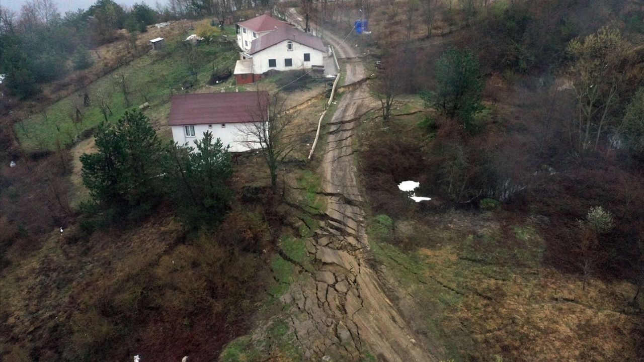 Kastamonu'da Heyelan: İki Ev Zarar Gördü, Yolda Çökmeler Meydana Geldi