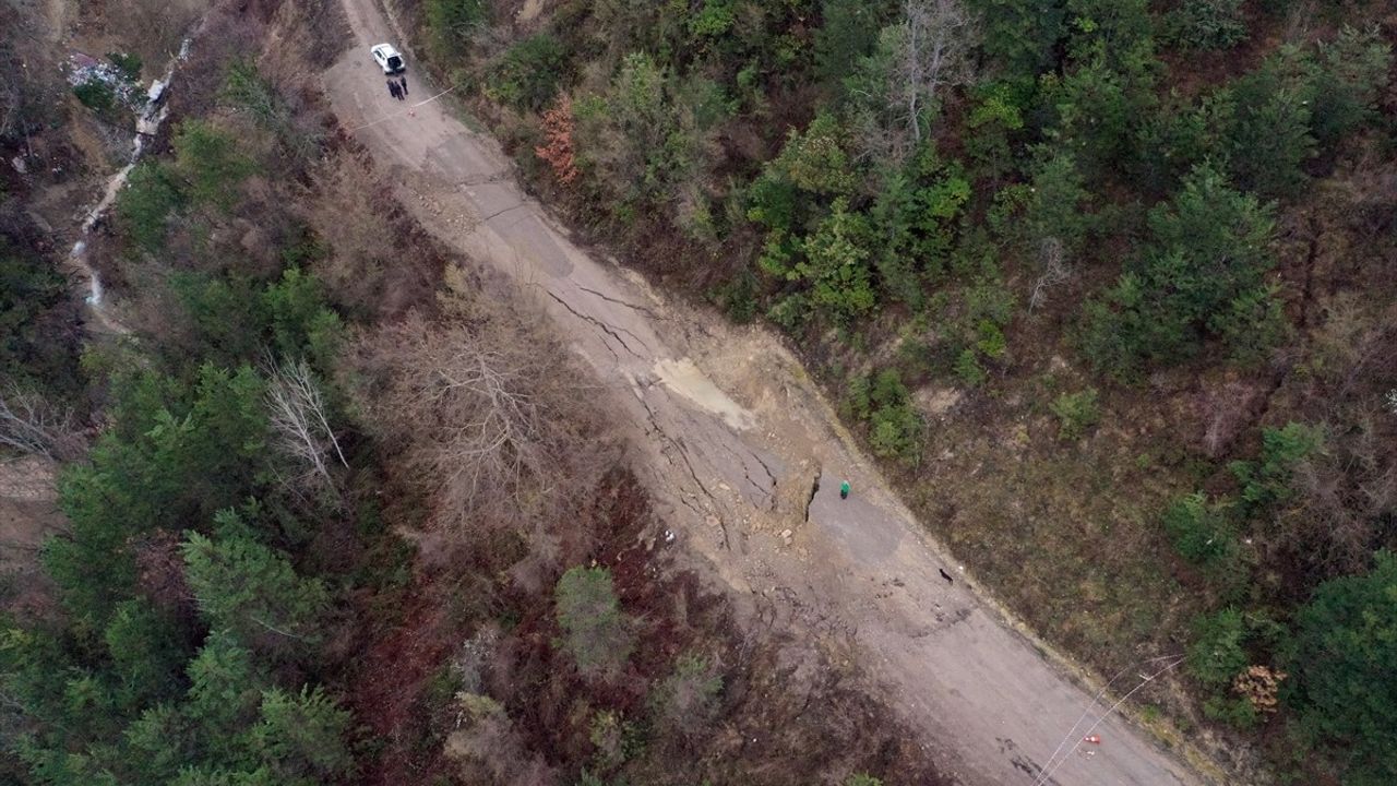 Kastamonu'da Karların Erimesi Köy Yolunu Çökerdi