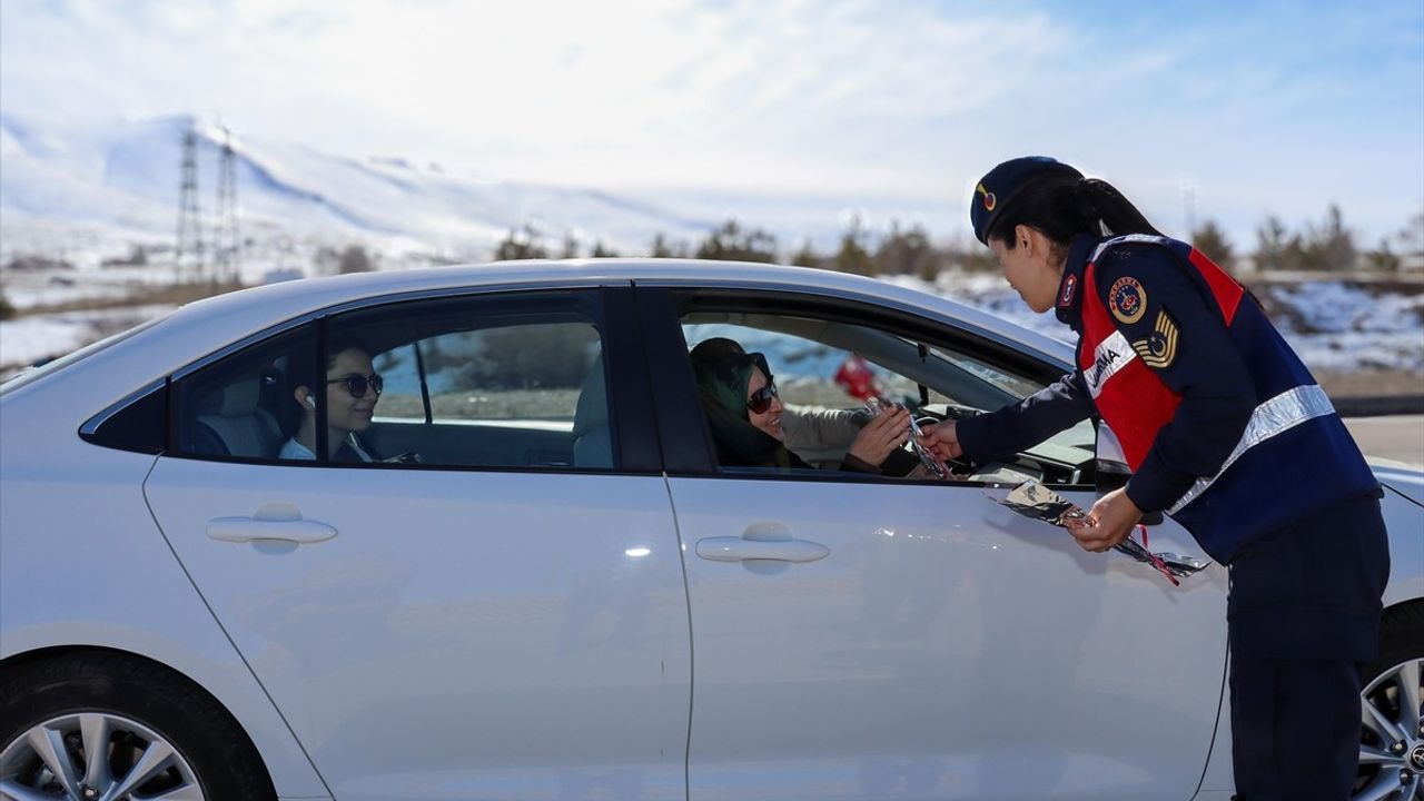 Kayseri'de Kadın Jandarmalardan 8 Mart Dünya Kadınlar Günü Kutlaması