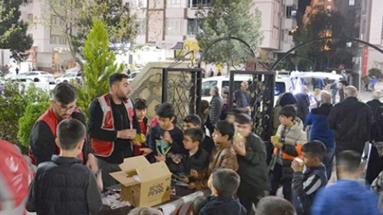Kayseri'de Teravihe Gidenlere Ücretsiz Tatlı İkramı