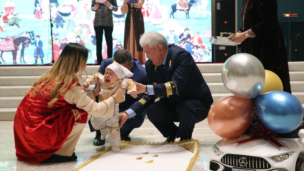 Kazakistan'da Devlet Korumasındaki Bebekler İçin 'Duşak Kesme' Töreni Düzenlendi