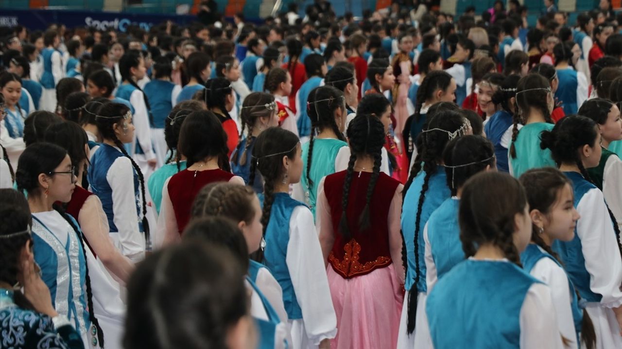 Kazakistan'da 'Milli Kıyafet Günü' Coşkuyla Kutlandı