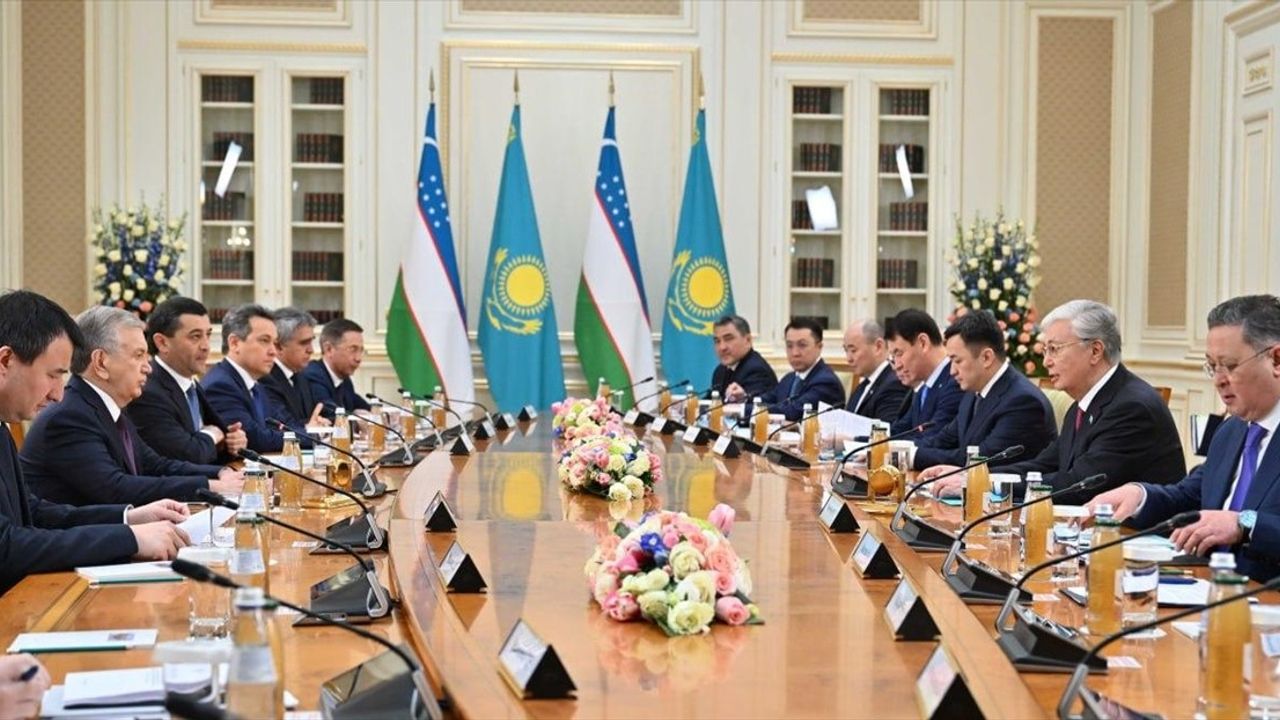 Kazakistan ve Özbekistan Liderleri Almatı'da Gayriresmi Görüşme Gerçekleştirdi