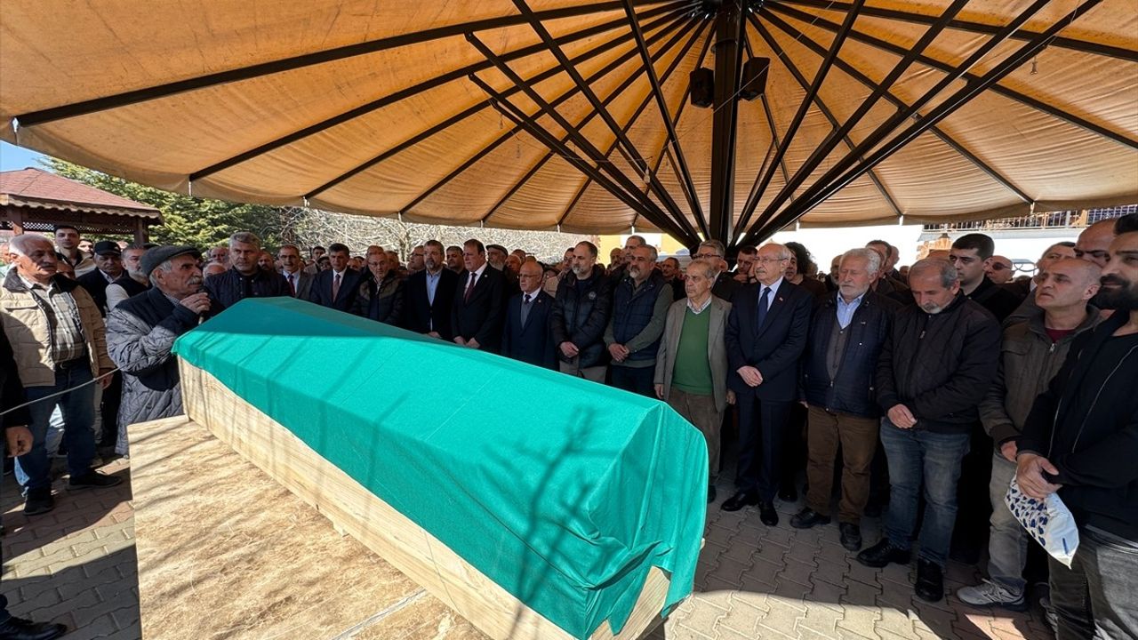Kemal Kılıçdaroğlu, Kuzeninin Cenaze Törenine Katıldı
