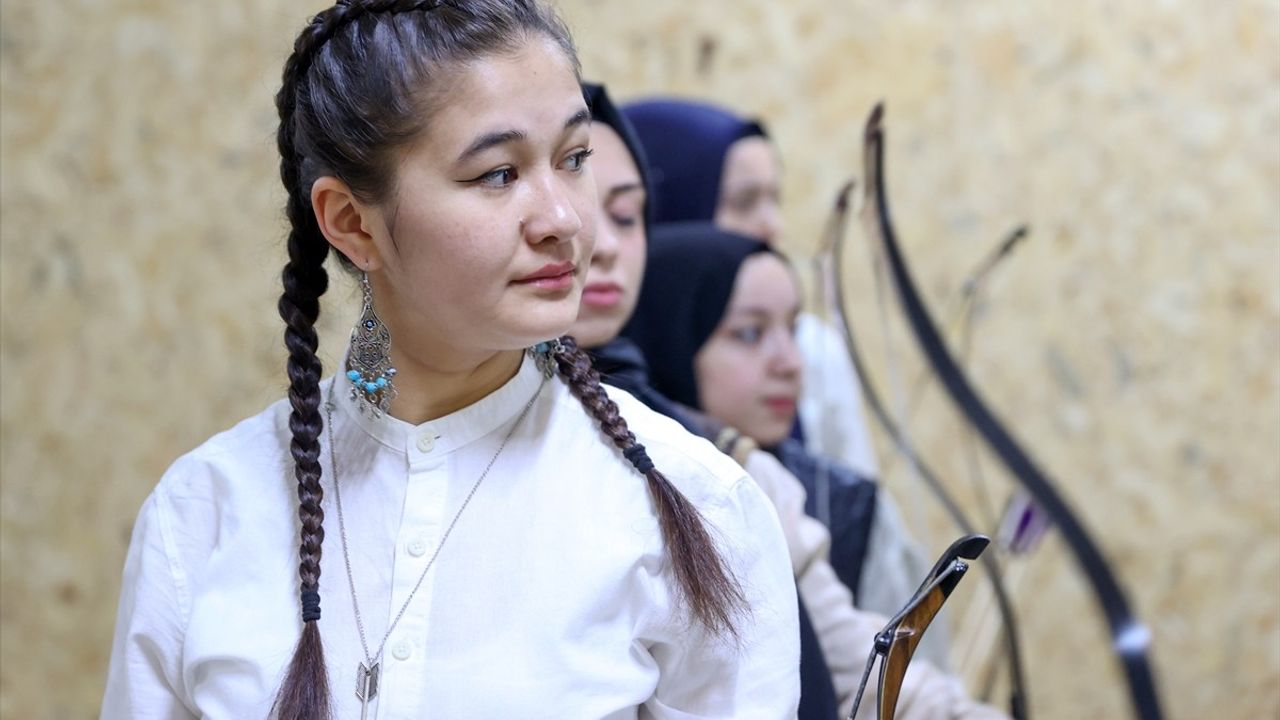 Kırgız Öğrenci Shakhlokhan Akhunova'nın Hedefi: Türkiye'de Okçuluk Milli Takımında Başarılar