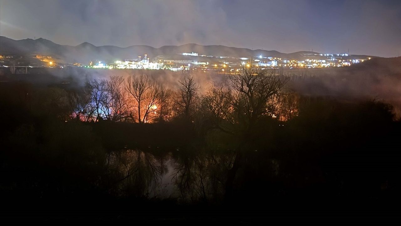 Kırıkkale'nin Yahşihan İlçesinde Ağaçlık Alanda Yangın Kontrol Altına Alındı