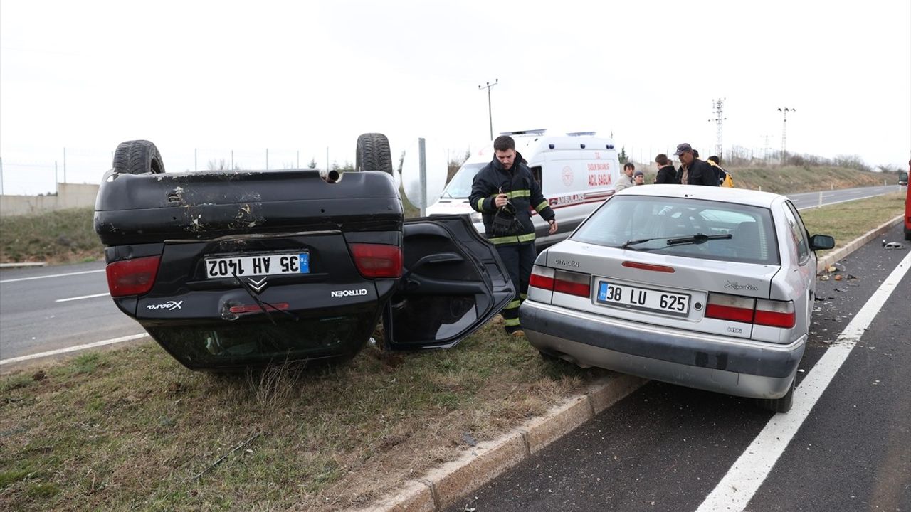 Kırklareli'nde İki Otomobilin Çarpışması Sonucu İki Kişi Yaralandı