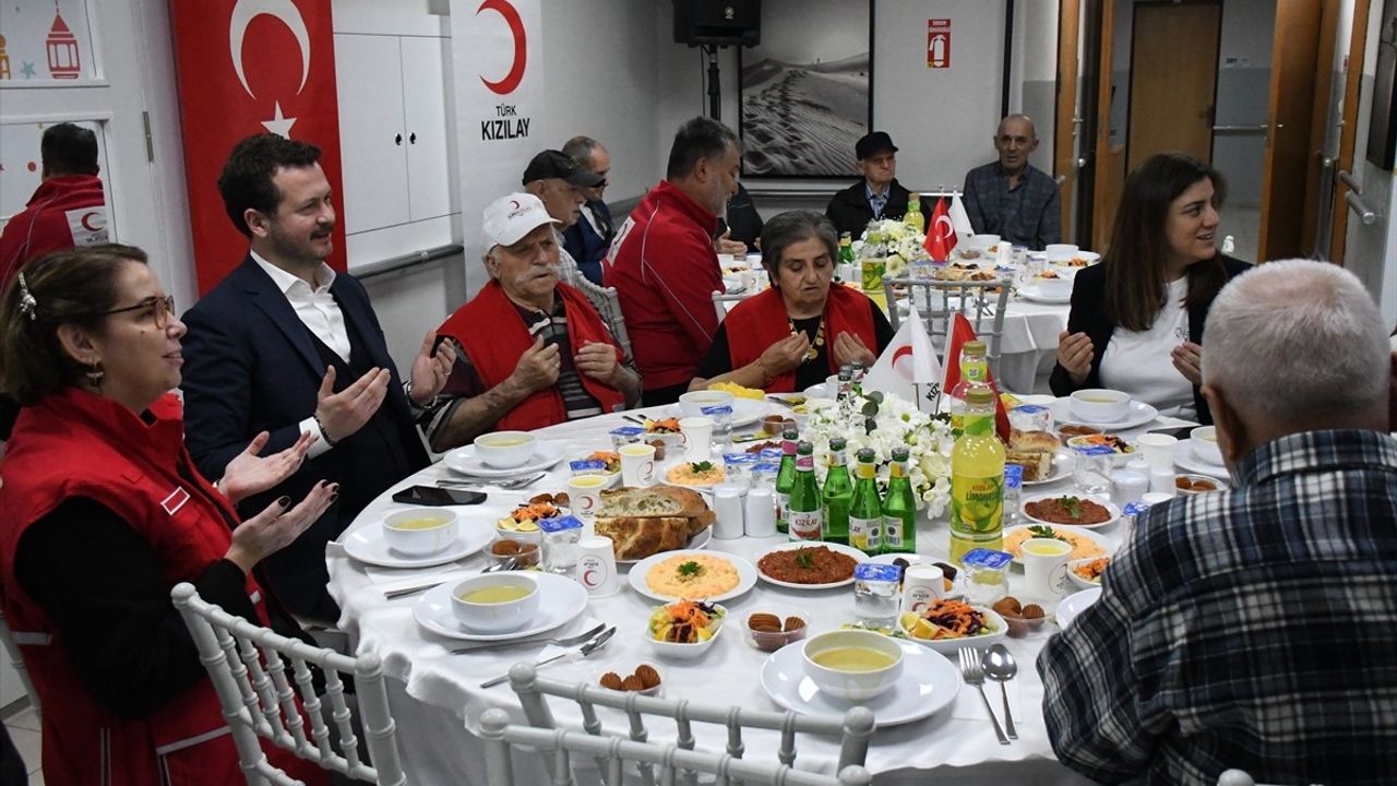 Kızılay Genel Başkanı Fatma Meriç Yılmaz, Düzce'deki Huzurevi Sakinleriyle İftar Yaptı