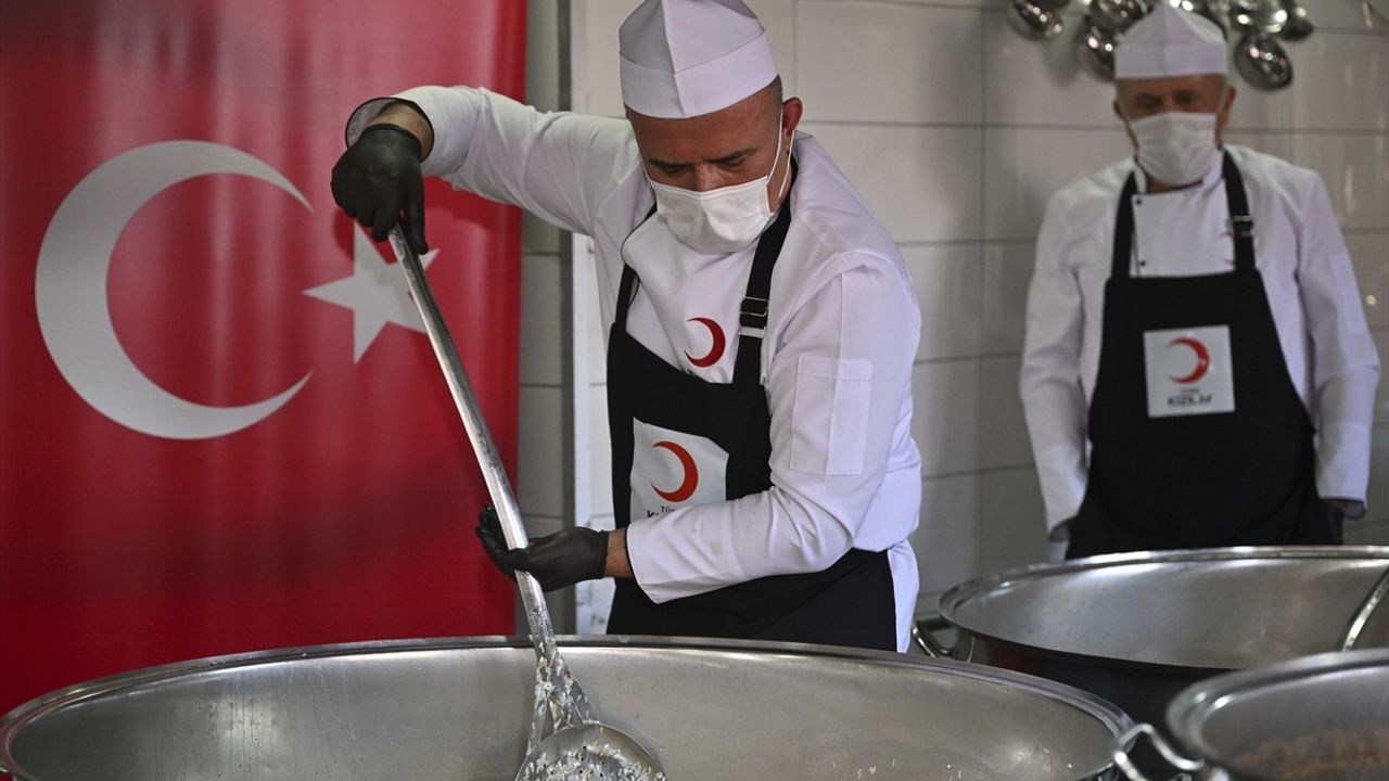Kızılay, Ramazan Ayında İhtiyaç Sahiplerine Sıcak Yemek Desteği Sunuyor