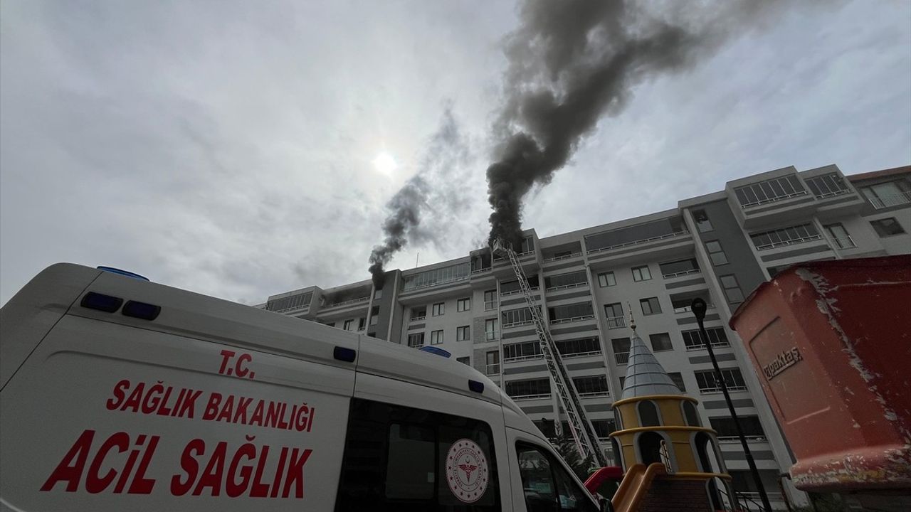 Kocaeli'de 7 Katlı Binada Çıkan Yangında 8 Kişi Kurtarıldı