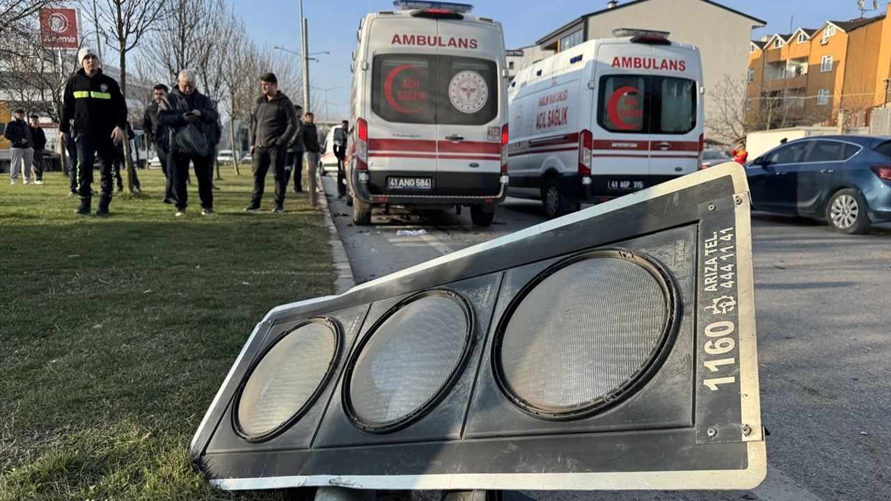 Kocaeli'de Ambulansla Hafif Ticari Araç Çarpıştı: 5 Yaralı