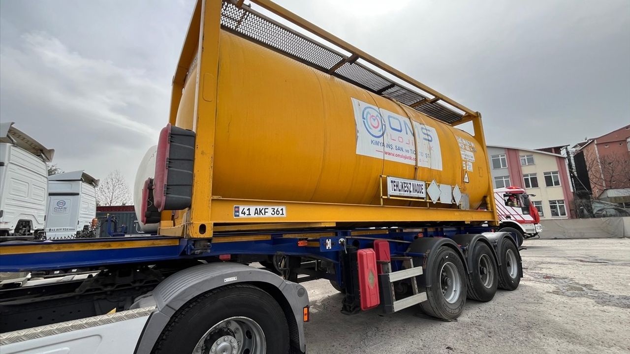 Kocaeli'de Boş Tankerin İçine Düşen Şoför Hastaneye Kaldırıldı