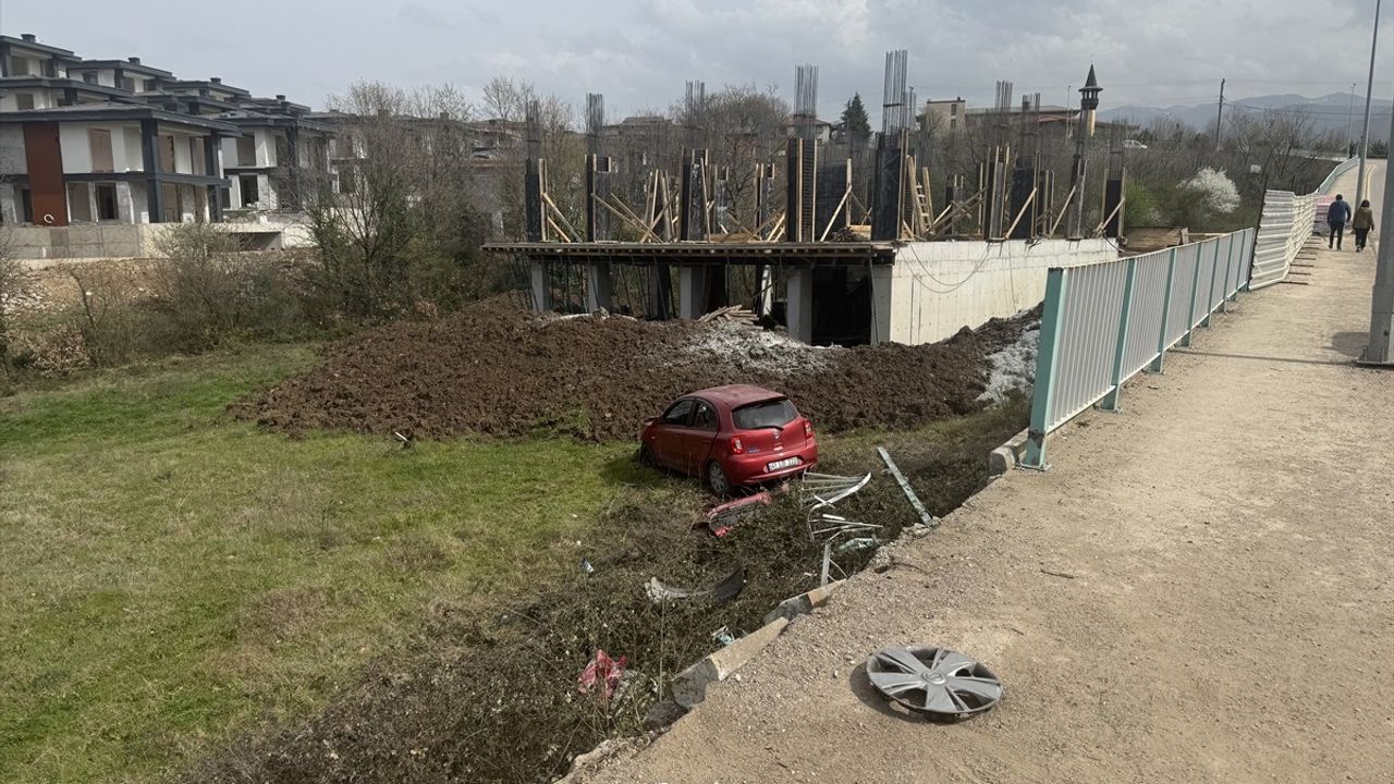 Kocaeli'de Otomobil Şarampole Düşerek Sürücüsünü Yaraladı