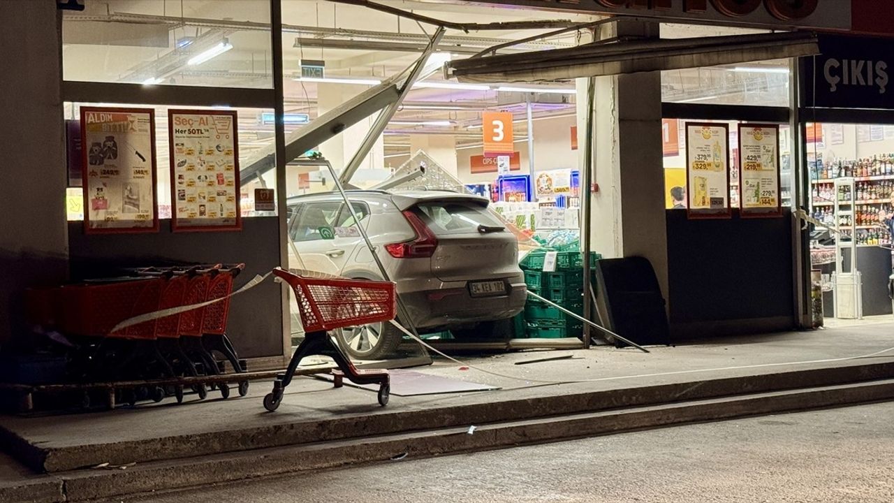 Kocaeli Kartepe'de Cip Market İçine Girdi: 2 Yaralı