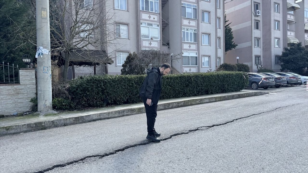 Kocaeli'nin İzmit İlçesinde İstinat Duvarındaki Kayma Nedeniyle Sokak Trafiğe Kapandı