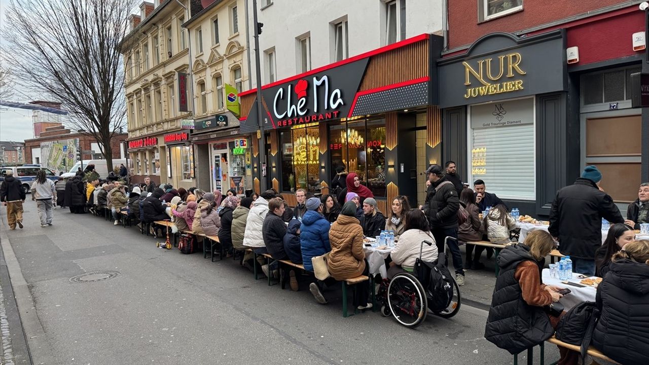 Köln'ün Keup Caddesi'nde Türkler ve Almanlar Sokak İftarında Buluştu