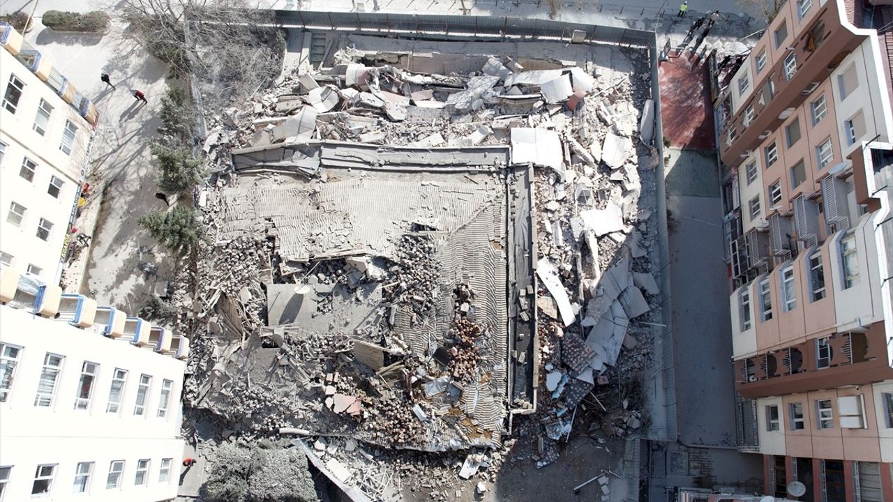 Konya'da 6 Katlı Hacıoğlu Apartmanı Yıkım Sırasında Çöktü