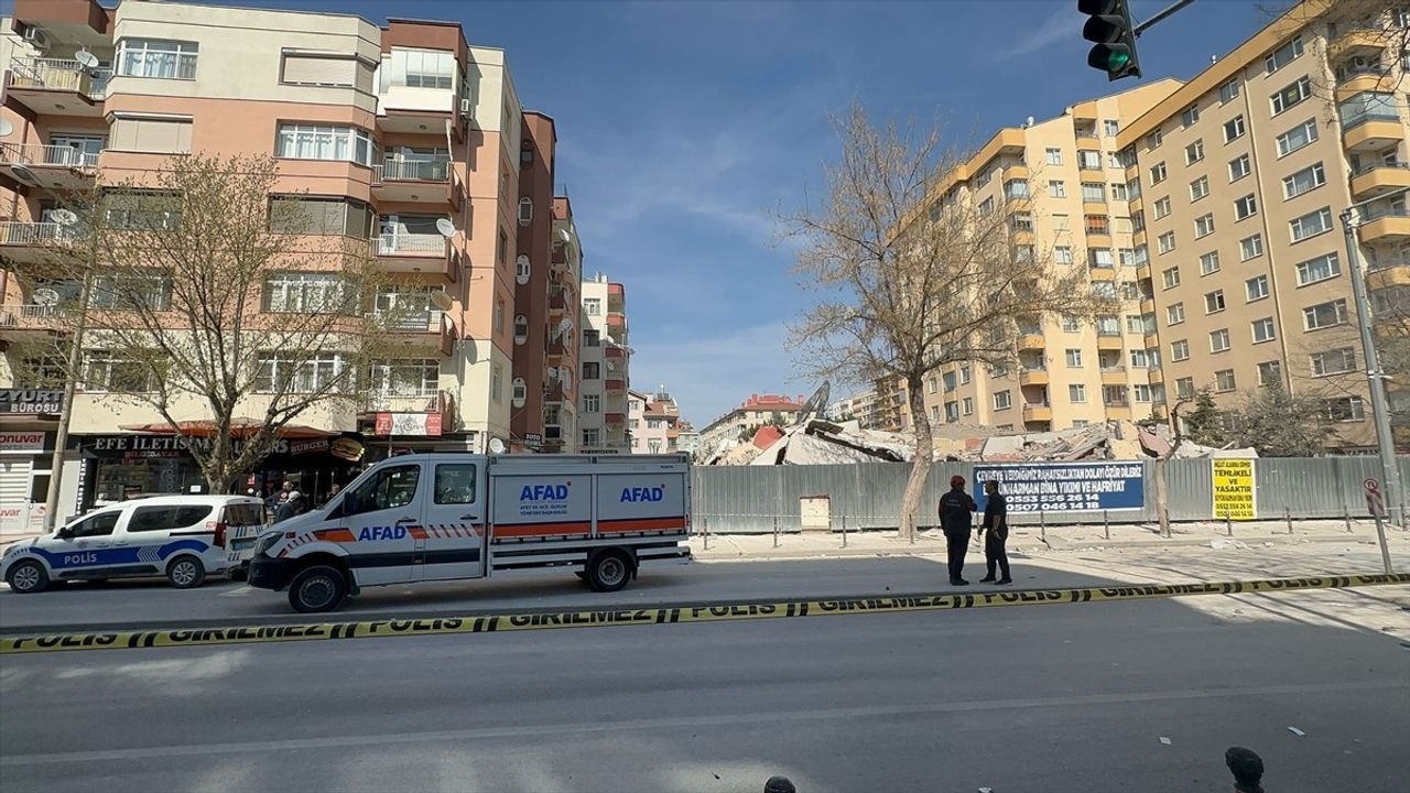 Konya'da Boşaltılan 6 Katlı Bina Çöktü