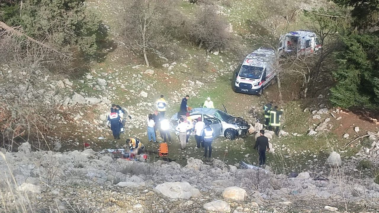 Konya'da Uçuruma Devrilen Otomobilde İki Kişi Hayatını Kaybetti, Üç Kişi Yaralandı