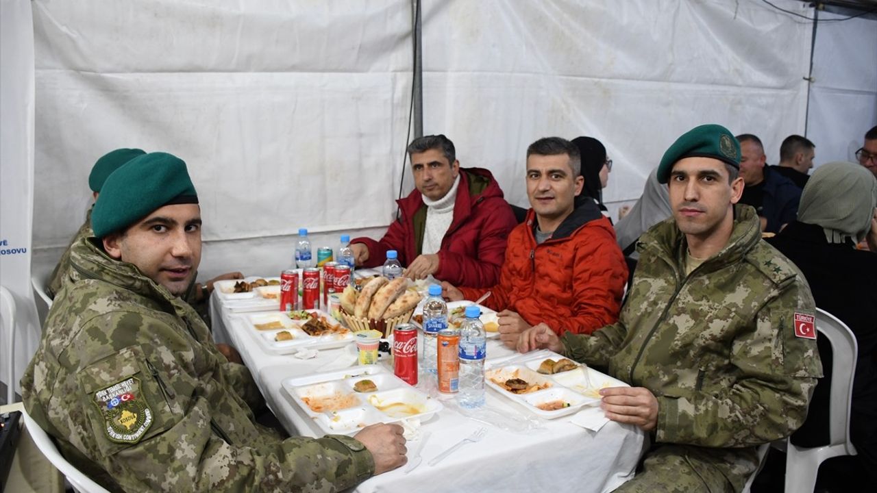 Kosova'da Türk Askerleri Kadir Gecesi İftarı Düzenledi