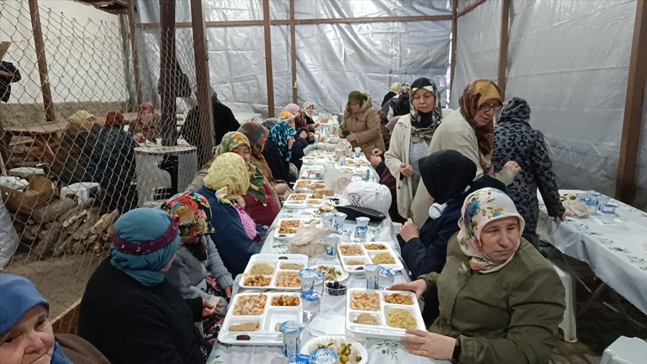 Küçükelmalı Köyü'nde 27 Yıldır İftar Geleneği Devam Ediyor