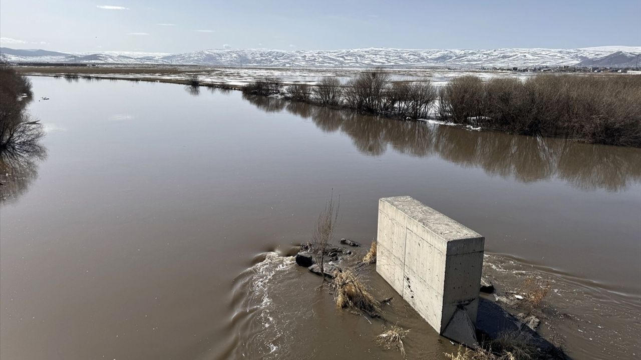 Kura Nehri'nde Buzlar Hava Sıcaklığı ile Eridi