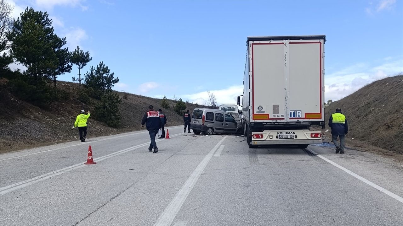 Kütahya'da Tır ile Hafif Ticari Araç Çarpıştı: 1 Ölü, 3 Yaralı