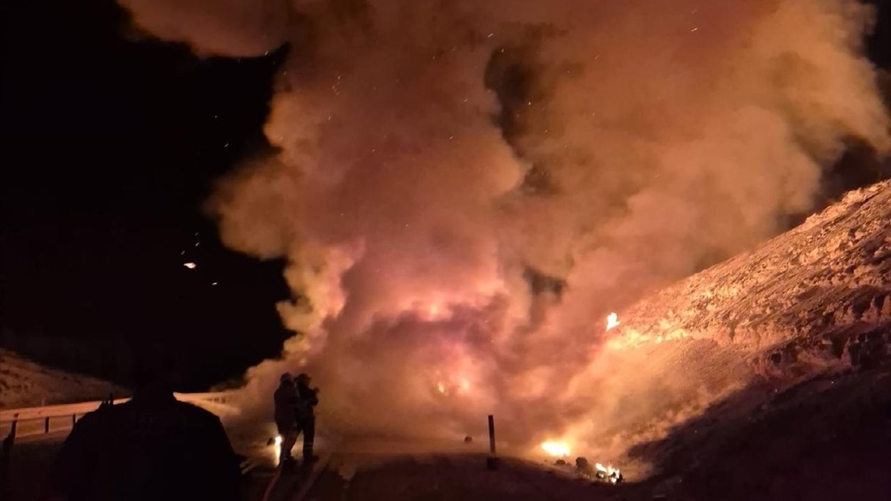 Kütahya-Eskişehir Kara Yolunda Tır Yangını Ulaşımı Aksattı