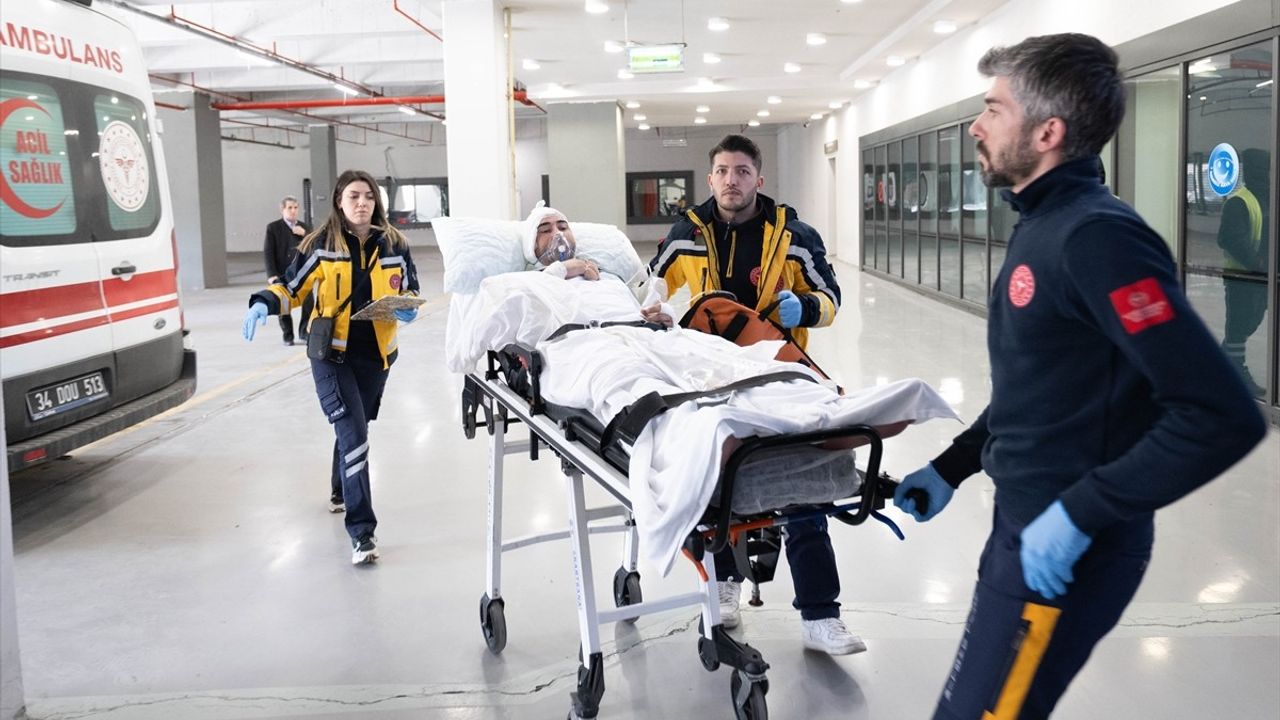 Kuzey Makedonya'daki Yangında Ağır Yaralanan Üç Kişi İstanbul'a Götürüldü