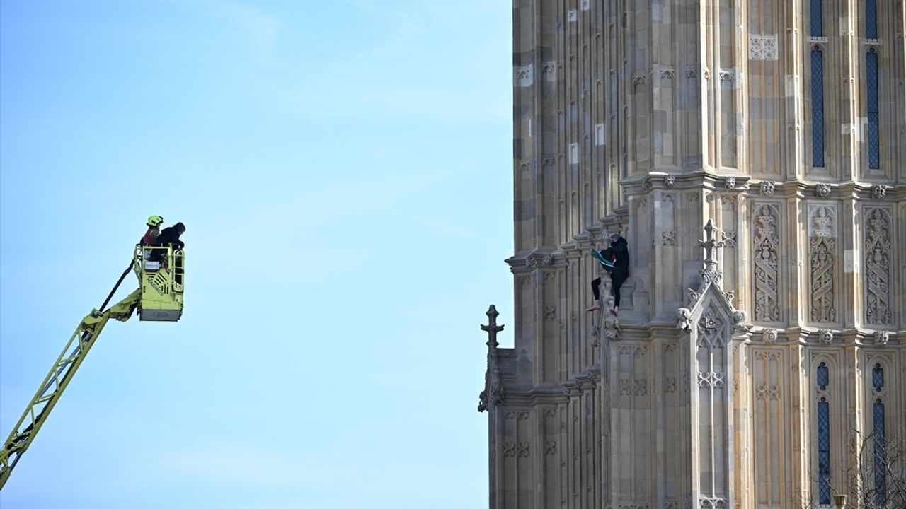 Londra'da Filistin Bayrağı ile Big Ben'e Tırmanan Protestocu dikkat çekti