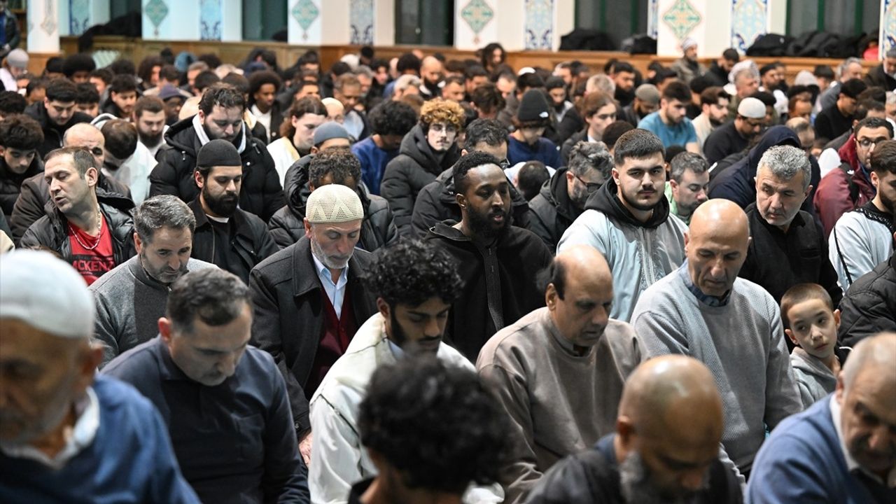 Londra'da Ramazan Ayının İlk Teravih Namazı Kılındı
