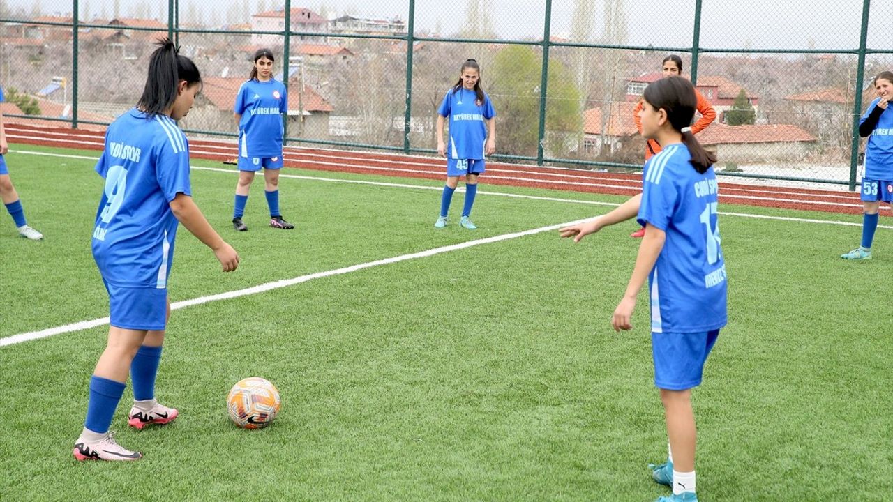 Malatya'da 15 Yaş Altı Kız Milli Futbol Takımı Seçmeleri Gerçekleşti