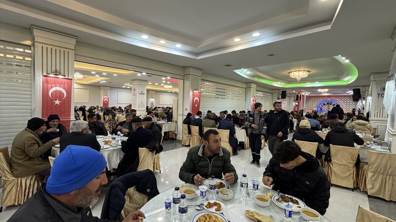 Malatya'da 4 Noktada 4 Bin Kişiye İftar Uygulaması