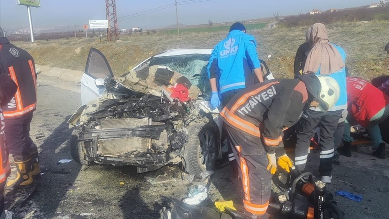 Malatya'da Otomobilin Tıra Çarpması Sonucu 3 Kişi Hayatını Kaybetti