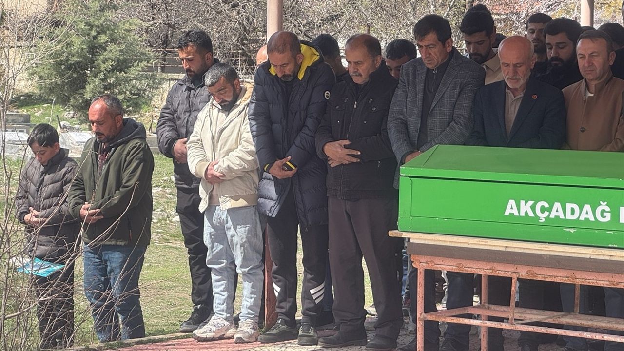 Malatya'da Trafik Kazasında Hayatını Kaybeden Emre Günaylı'nın Cenazesi Defnedildi