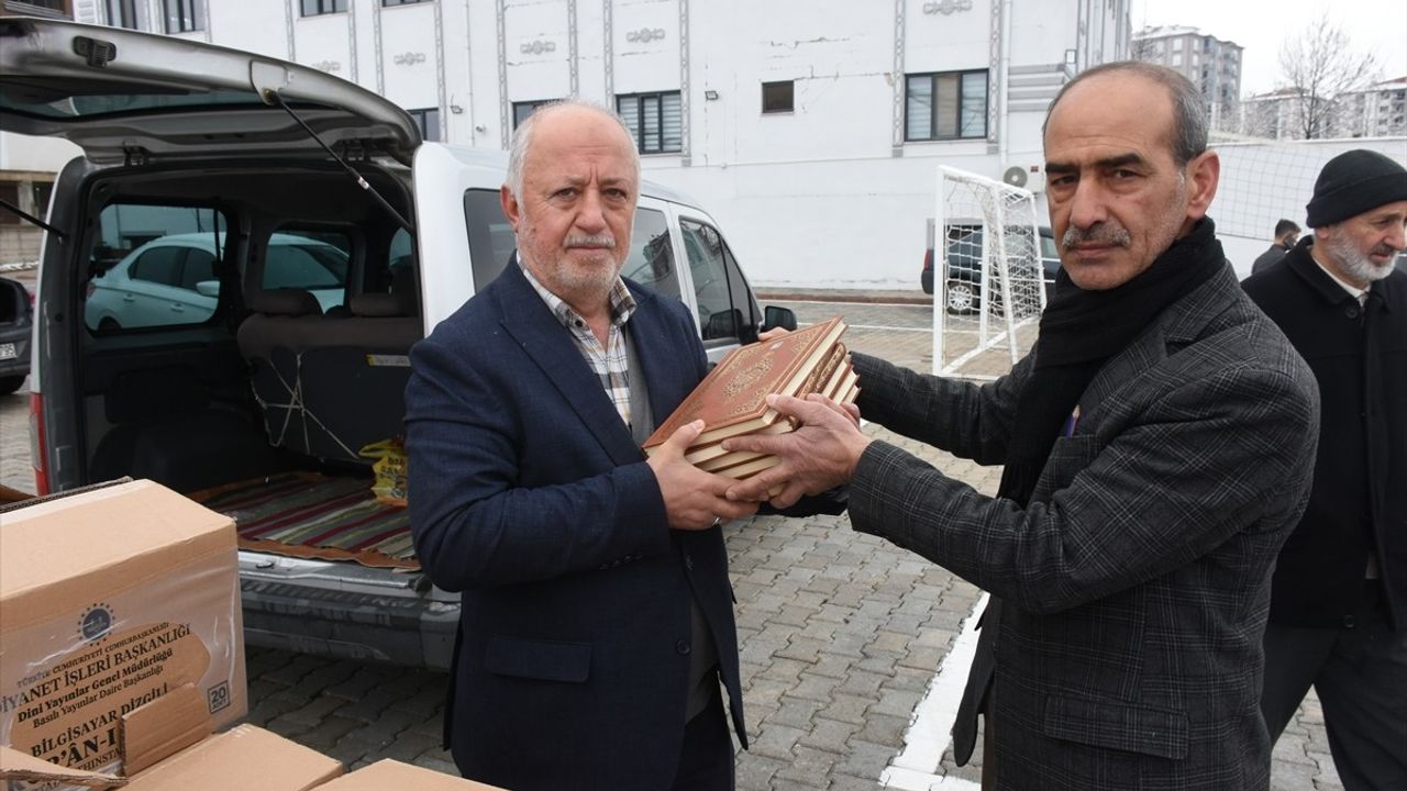 Malatya'da Yıpranmış Kur'an-ı Kerimlerin Yerine Yeni Dağıtım Başladı