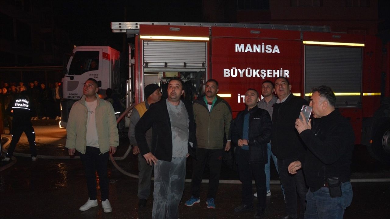Manisa Demirci'de 3 Katlı Binanın Çatısında Yangın Çıktı